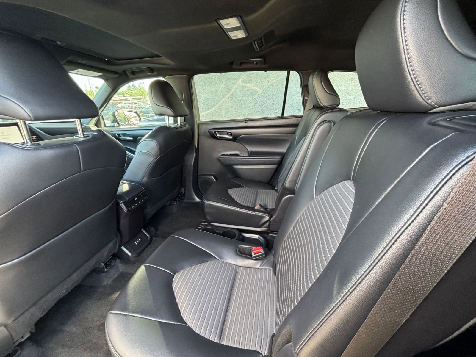 Used 2025 Toyota Highlander XSE AWD/4WD image 28
