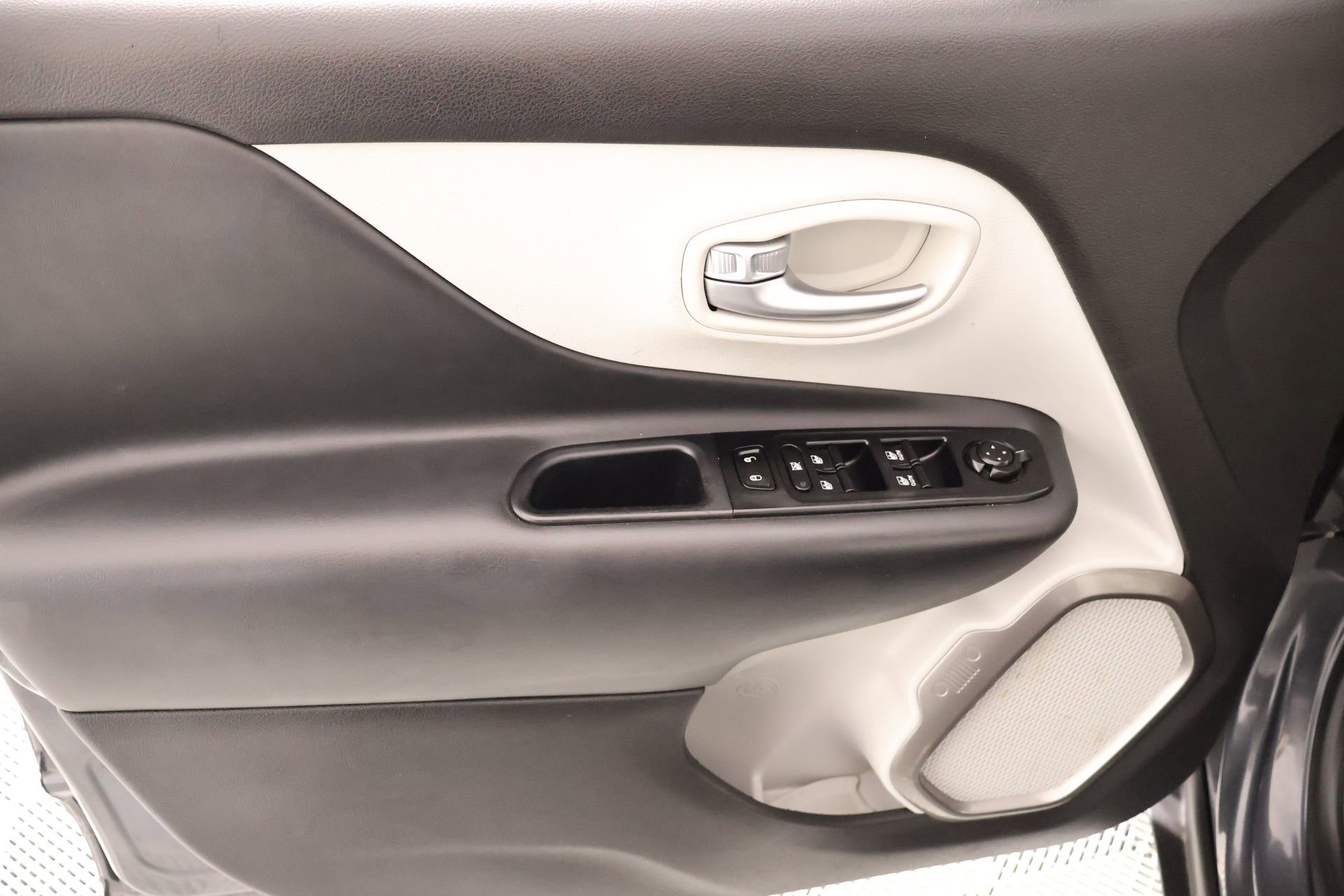 Used 2022 Jeep Renegade Latitude w/ Convenience Group image 17