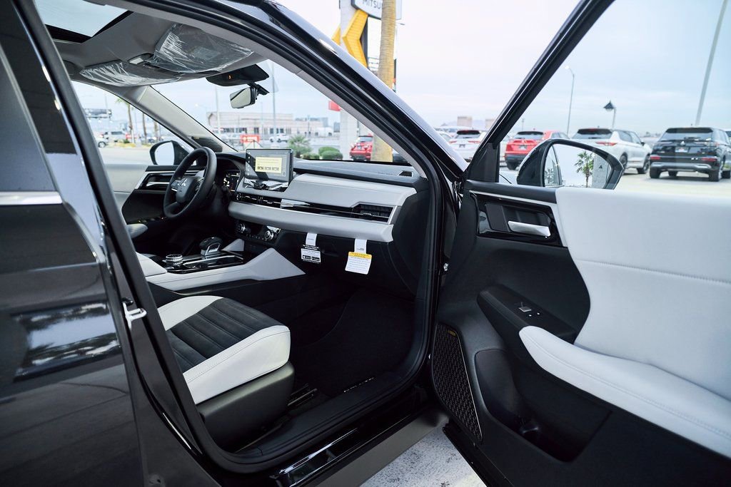 New 2026 Mitsubishi Outlander SE FWD image 13