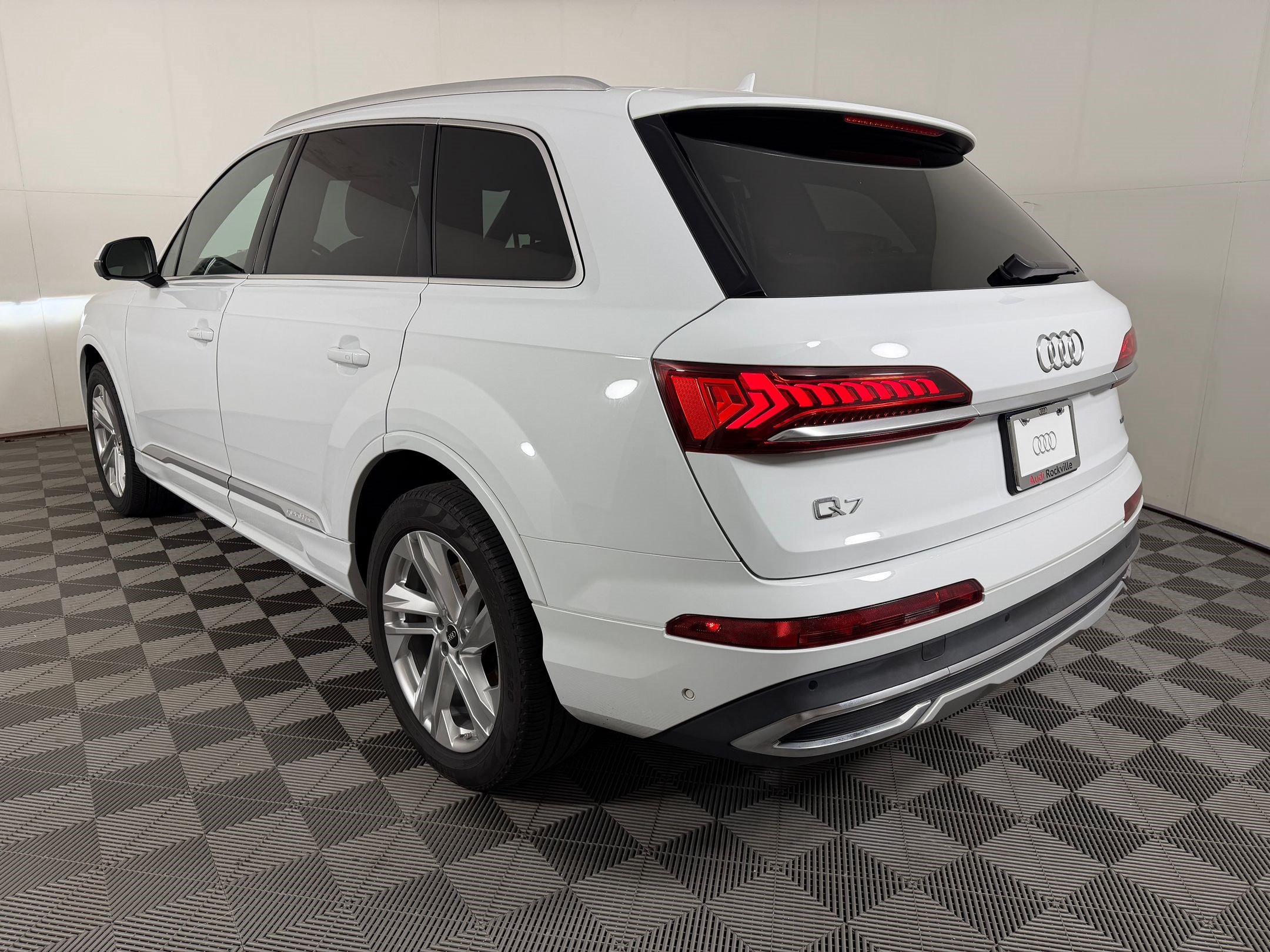 Used 2023 Audi Q7 2.0T Premium Plus w/ Premium Plus Package AWD/4WD image 3