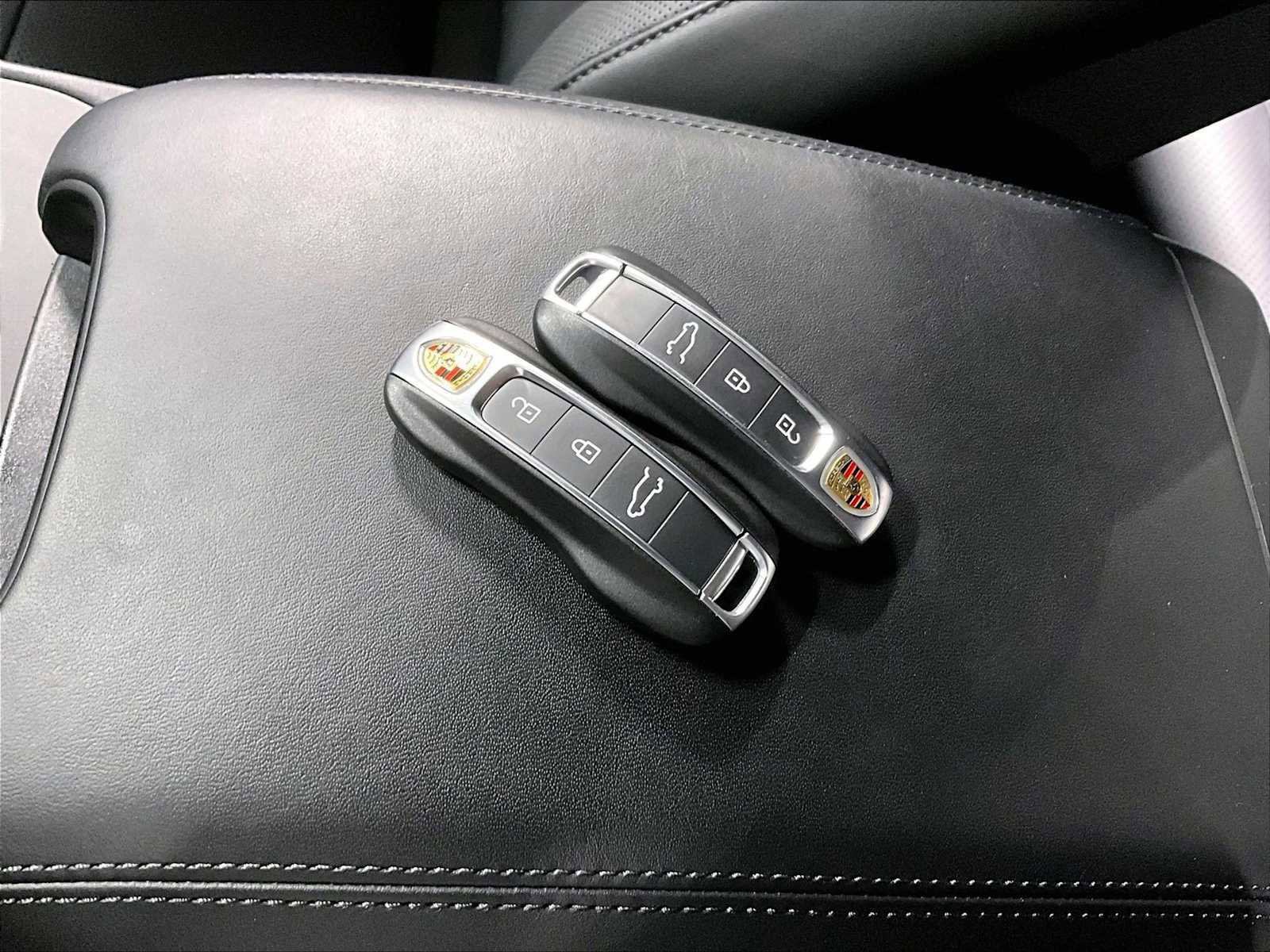 Used 2025 Porsche Cayenne Coupe image 39