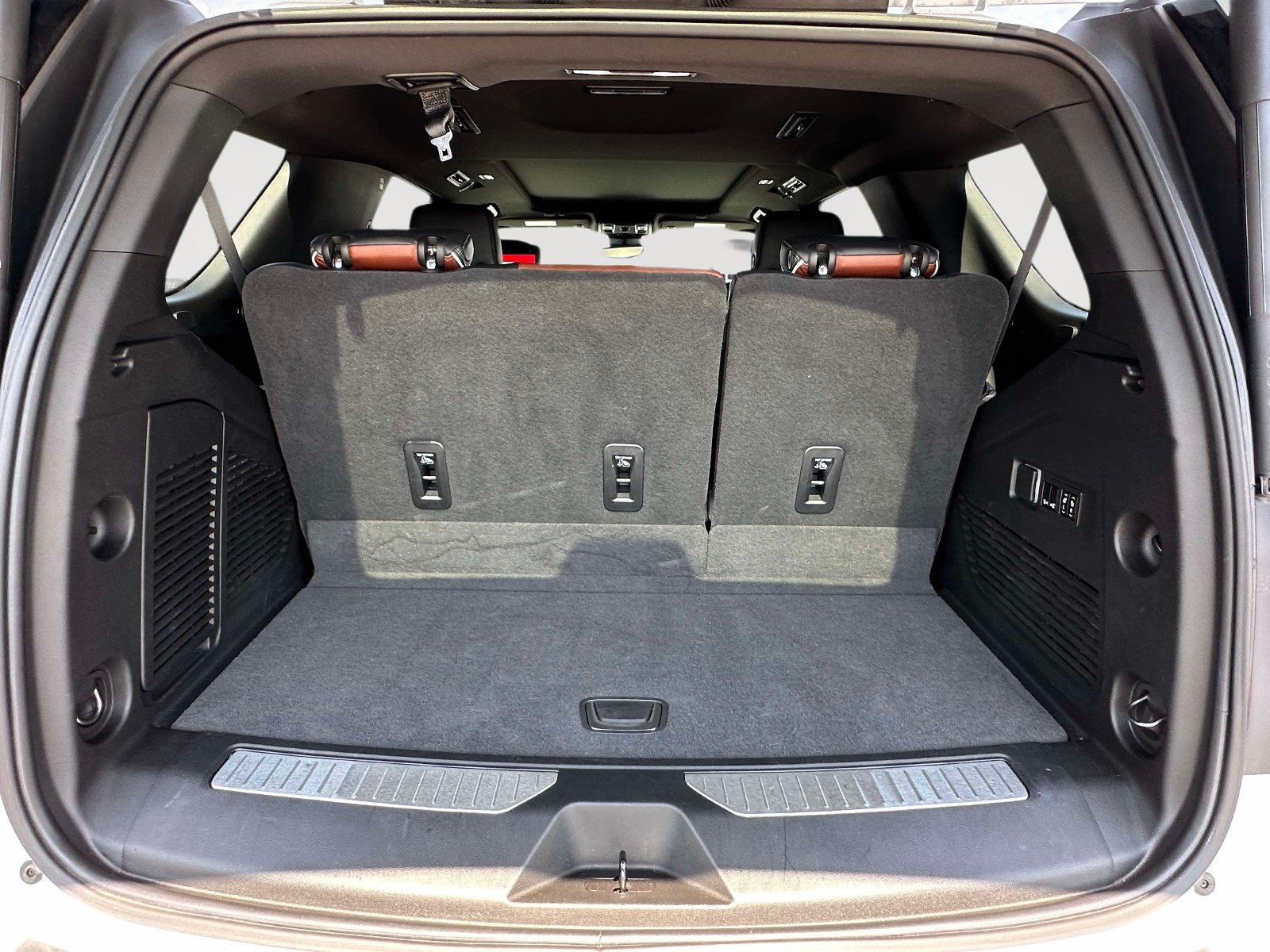 Used 2023 GMC Yukon Denali Ultimate w/ LPO, Floor Liner Package AWD/4WD image 35