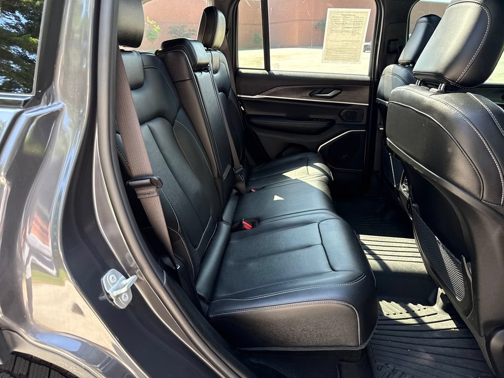 Used 2024 Jeep Grand Cherokee Limited w/ Black Appearance Package AWD/4WD image 31