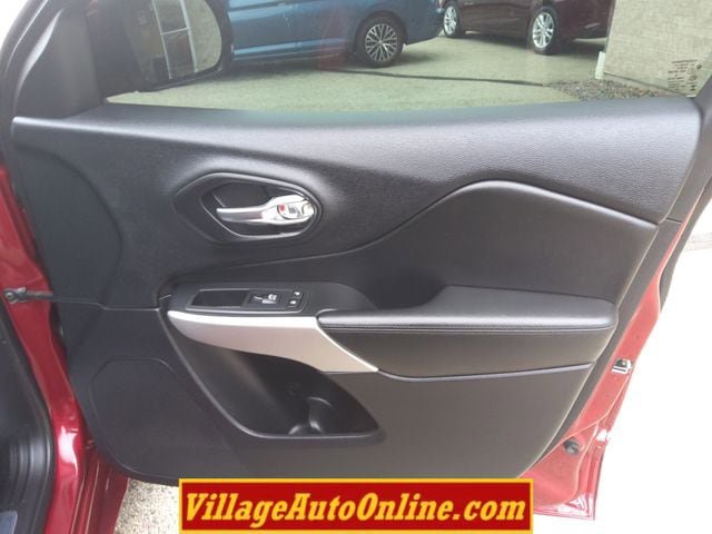 Used 2017 Jeep Cherokee Overland AWD/4WD image 32