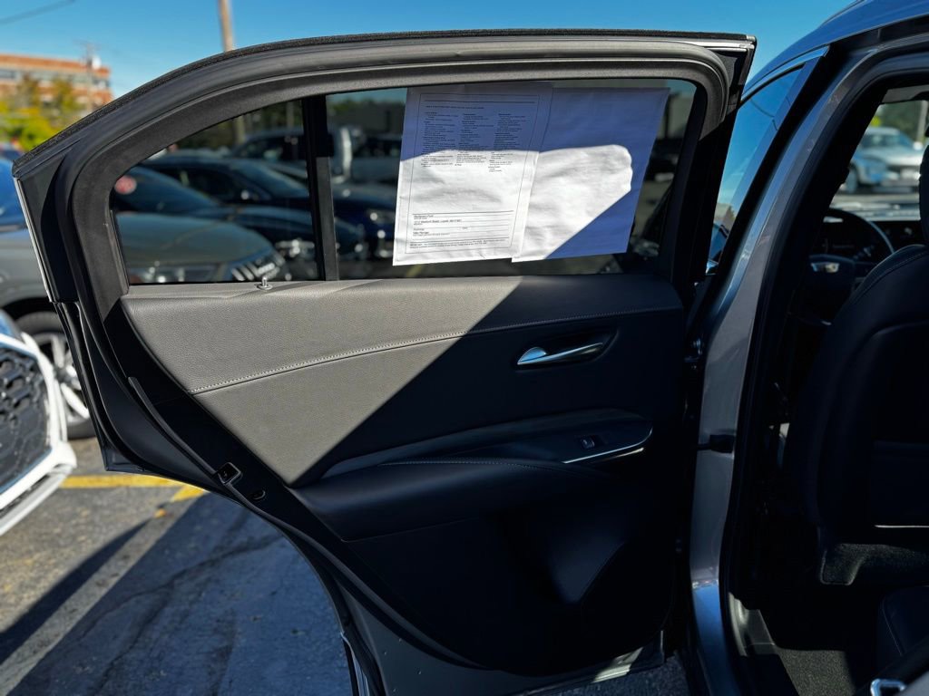 Used 2025 Cadillac XT4 Premium Luxury image 7