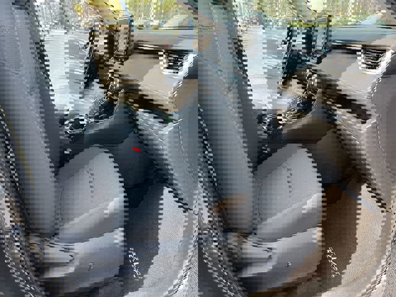 Used 2022 Toyota RAV4 XLE w/ Carpet Mat Package (TMS) image 34