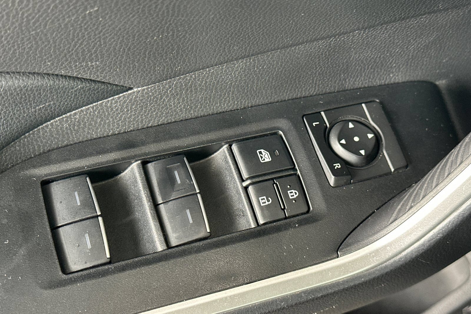 Used 2025 Toyota RAV4 XLE AWD/4WD image 13