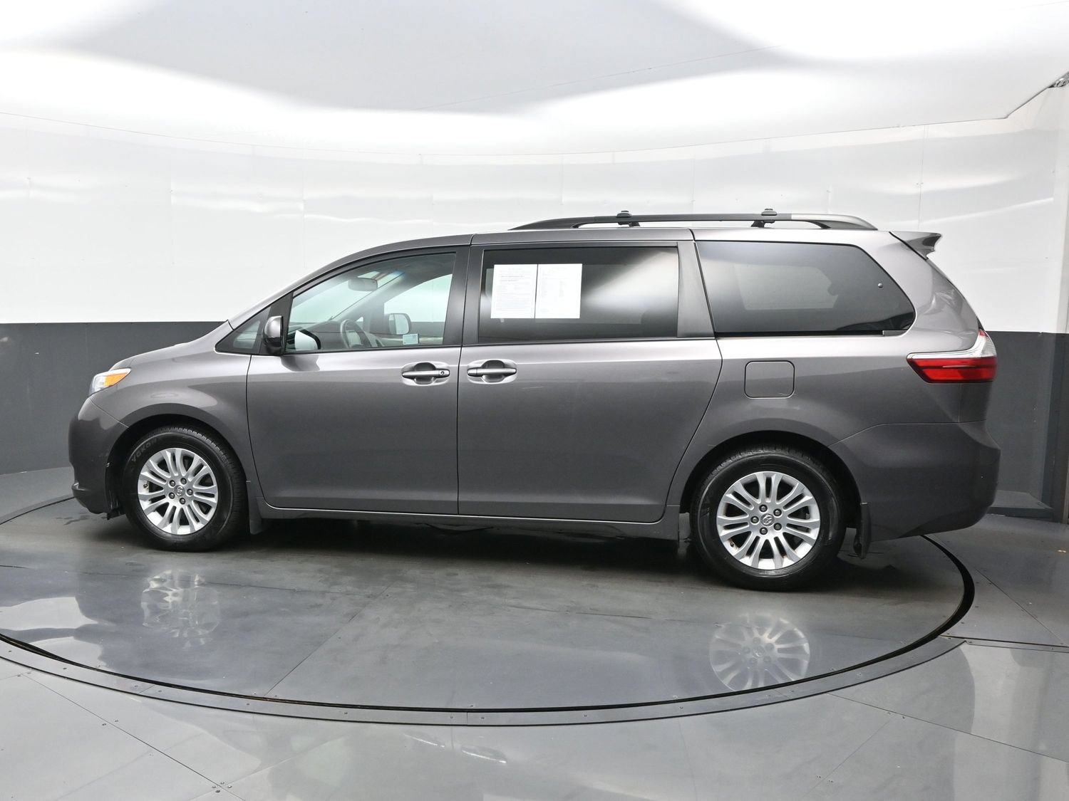 Used 2017 Toyota Sienna XLE w/ XLE Navigation Package FWD image 3