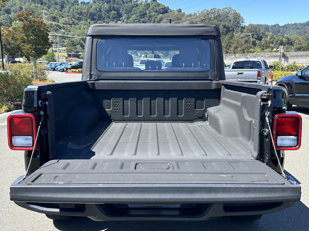 Used 2023 Jeep Gladiator Sport AWD/4WD image 34