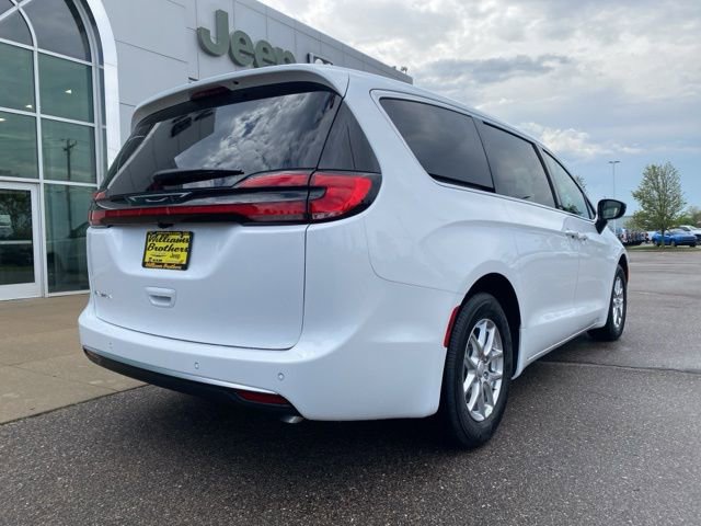 New 2027 Chrysler Pacifica Select FWD image 2