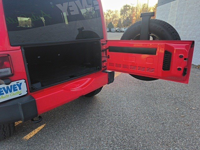 Used 2018 Jeep Wrangler Unlimited Sahara w/ Connectivity Group image 10