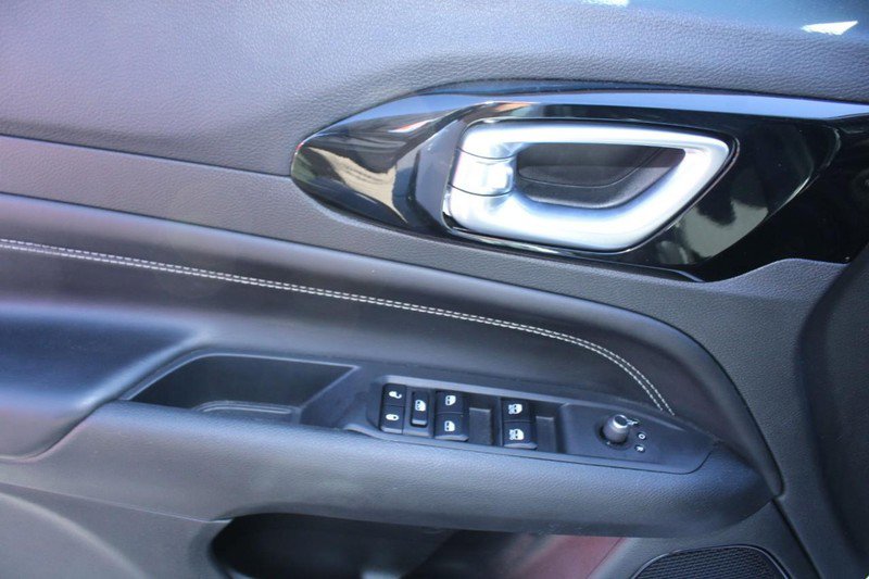 Used 2023 Jeep Compass Latitude image 10