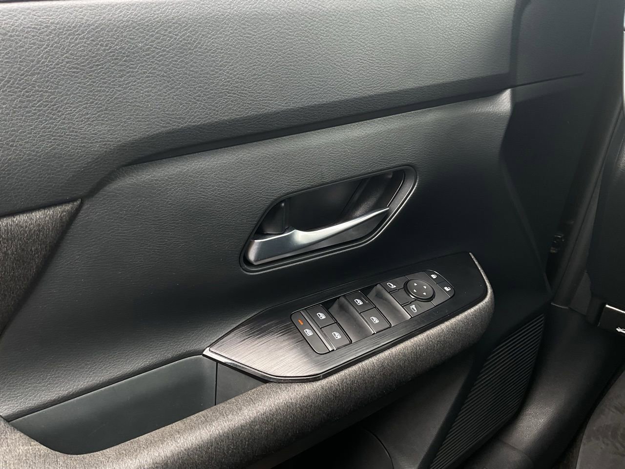 Used 2025 Nissan Kicks SV AWD/4WD image 18