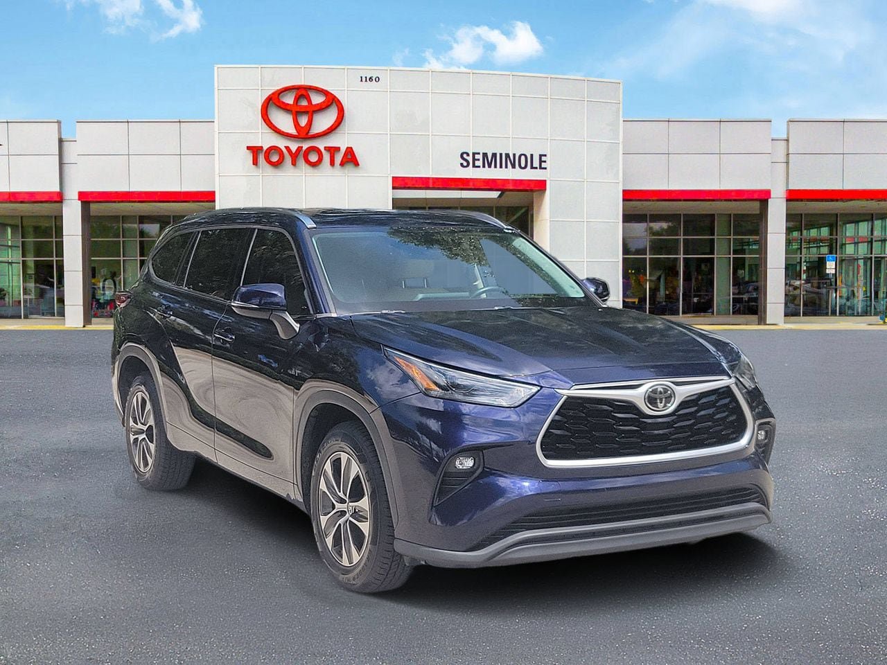 Used 2021 Toyota Highlander XLE FWD image 2