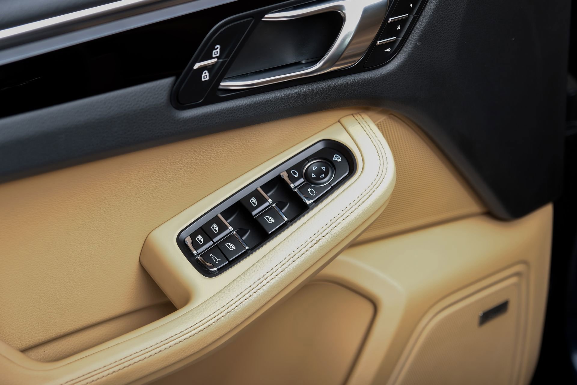 Used 2023 Porsche Macan AWD/4WD image 56