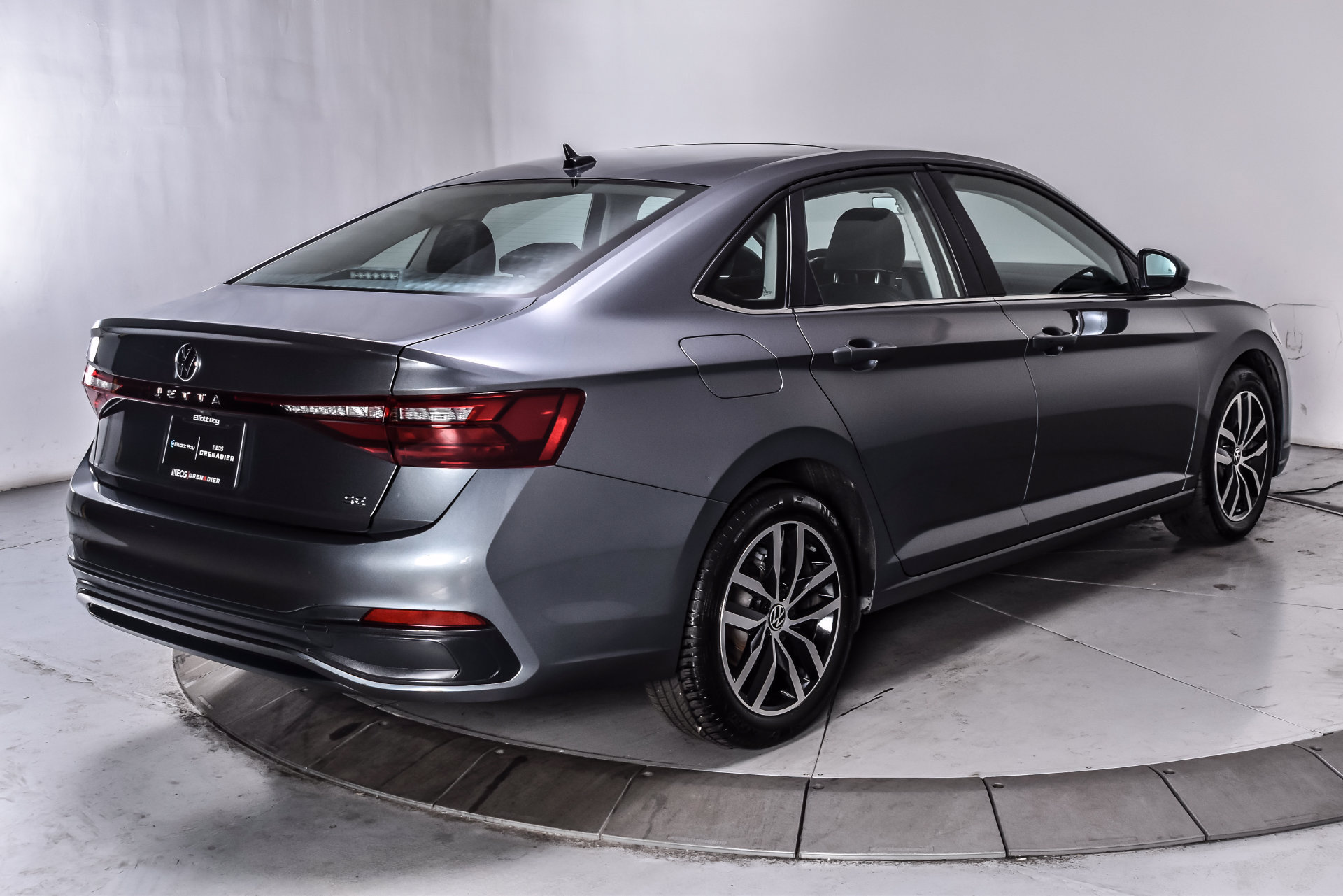 Used 2025 Volkswagen Jetta SE FWD image 6