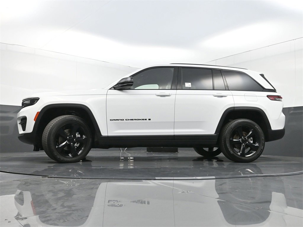 Used 2023 Jeep Grand Cherokee Altitude image 30