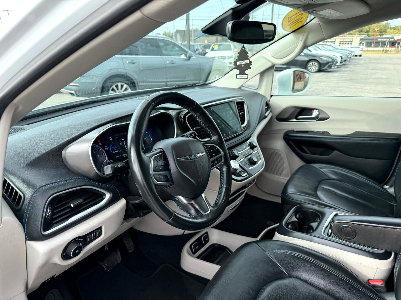 Used 2021 Chrysler Pacifica Touring-L image 10