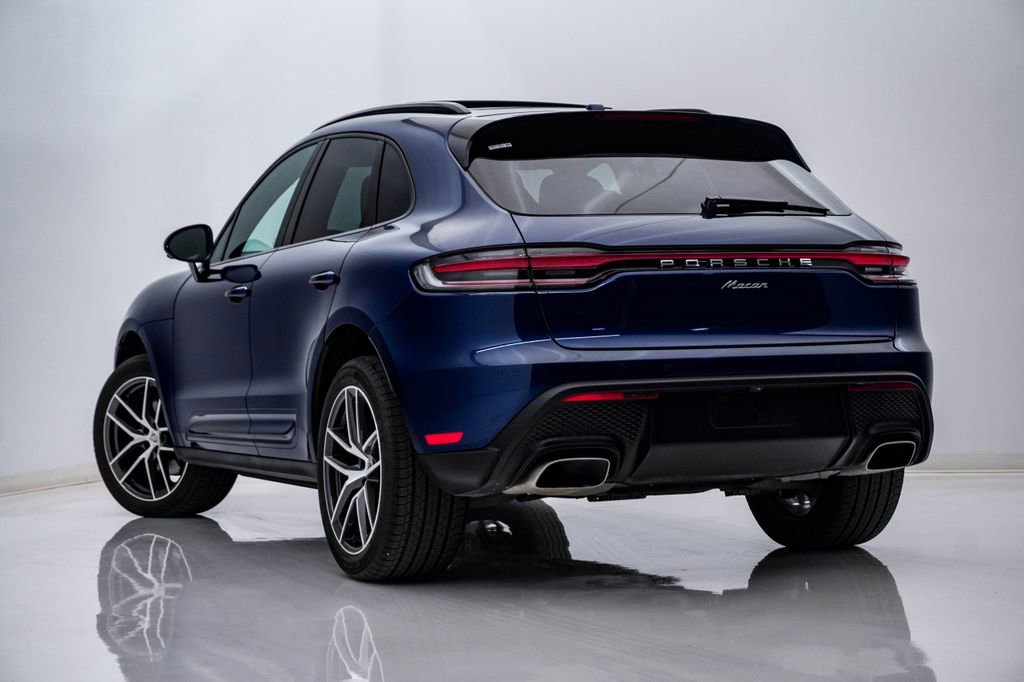 Certified 2025 Porsche Macan image 3