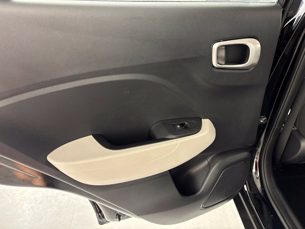 Used 2025 Hyundai Venue SEL FWD image 22