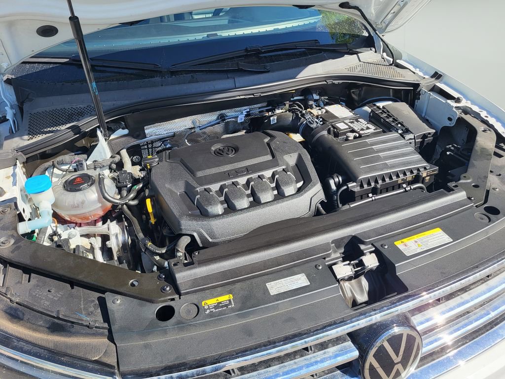 Used 2022 Volkswagen Tiguan SE w/ Panoramic Sunroof Package FWD image 9
