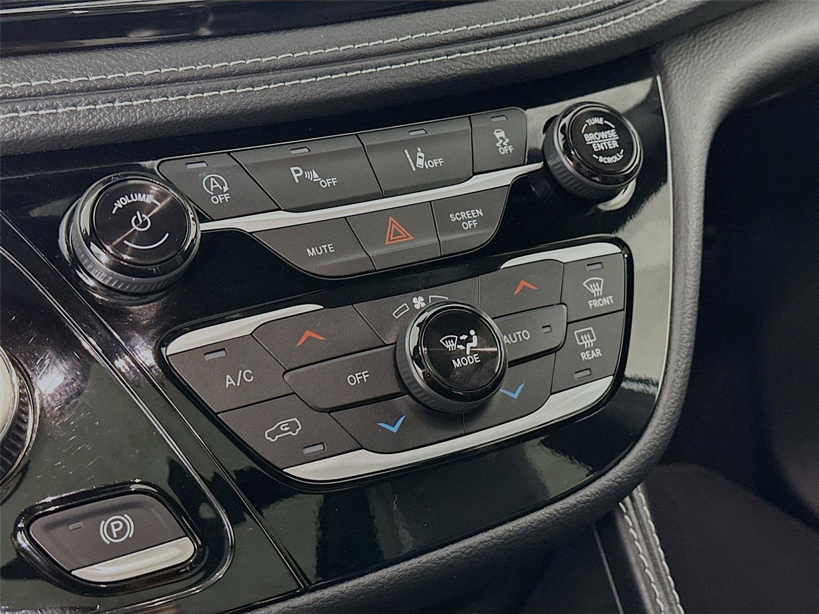 Used 2025 Chrysler Pacifica Limited image 18