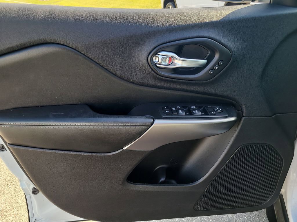 Used 2020 Jeep Cherokee Limited w/ Technology Group AWD/4WD image 15