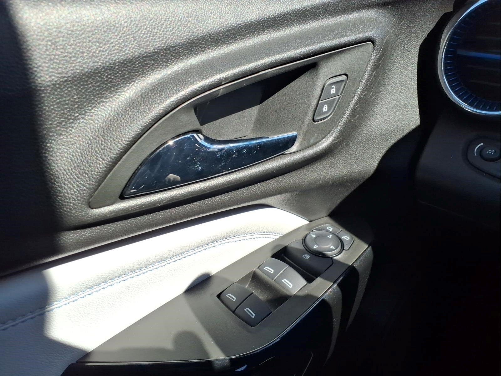 Used 2025 Chevrolet Trax LT w/ Sunroof Package FWD image 17
