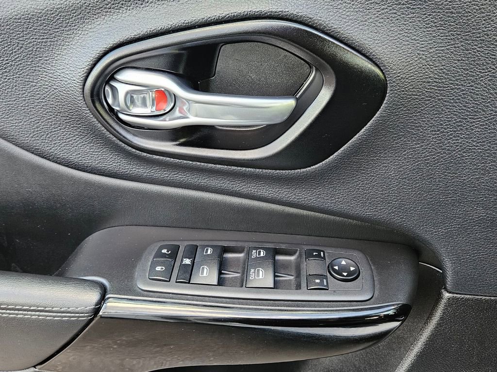 Used 2023 Jeep Cherokee Altitude Lux image 27