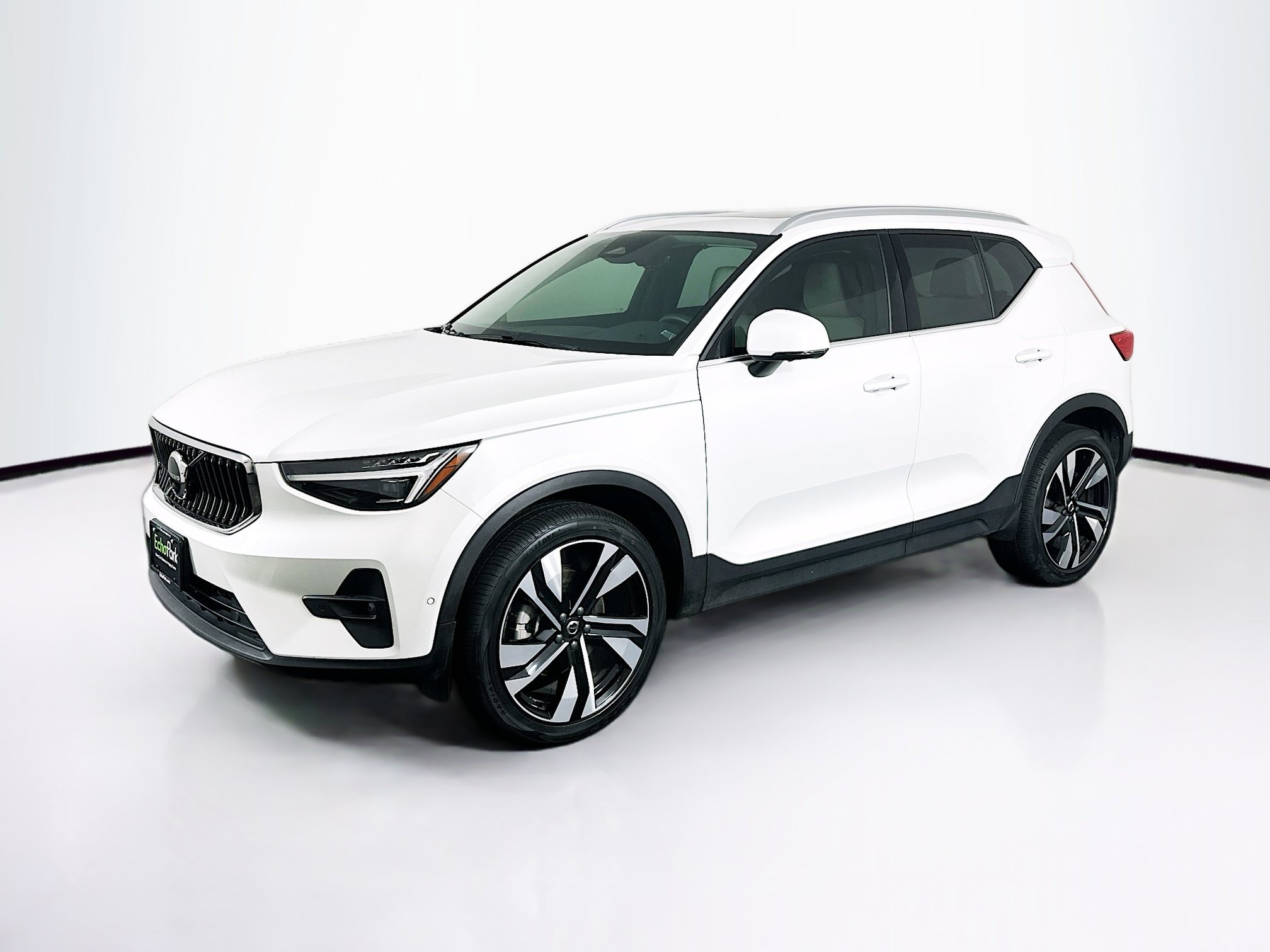 Used 2024 Volvo XC40 B5 Plus w/ Climate Package AWD/4WD image 3