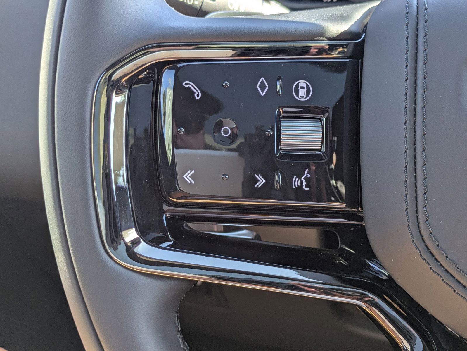 New 2026 Land Rover Range Rover Velar Dynamic SE image 15