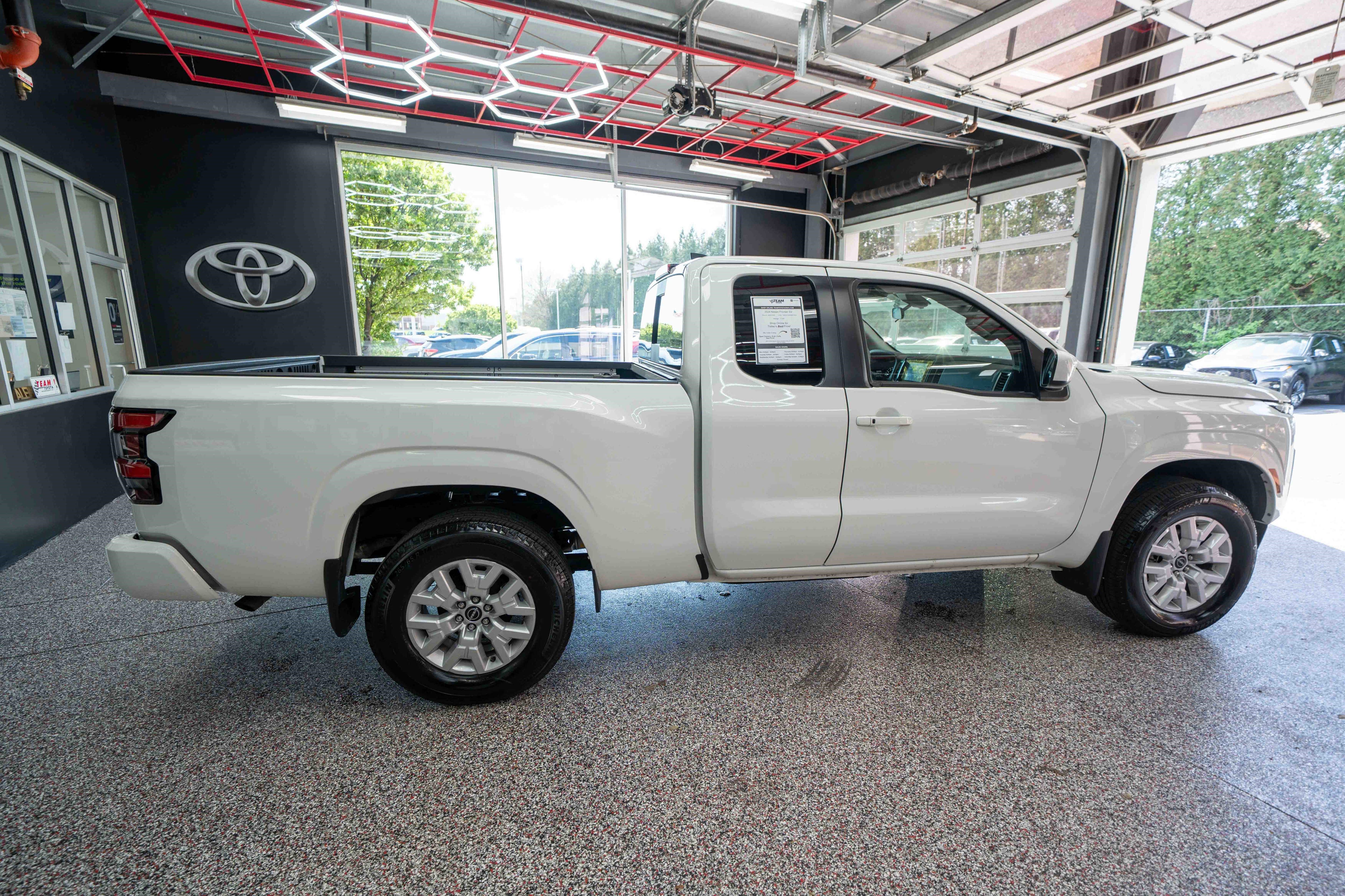 Used 2024 Nissan Frontier SV w/ SV Convenience Package image 4
