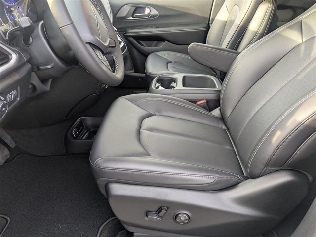New 2026 Chrysler Pacifica Select image 12