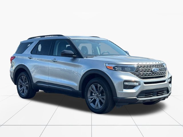 Used 2024 Ford Explorer XLT w/ Equipment Group 202A AWD/4WD image 8