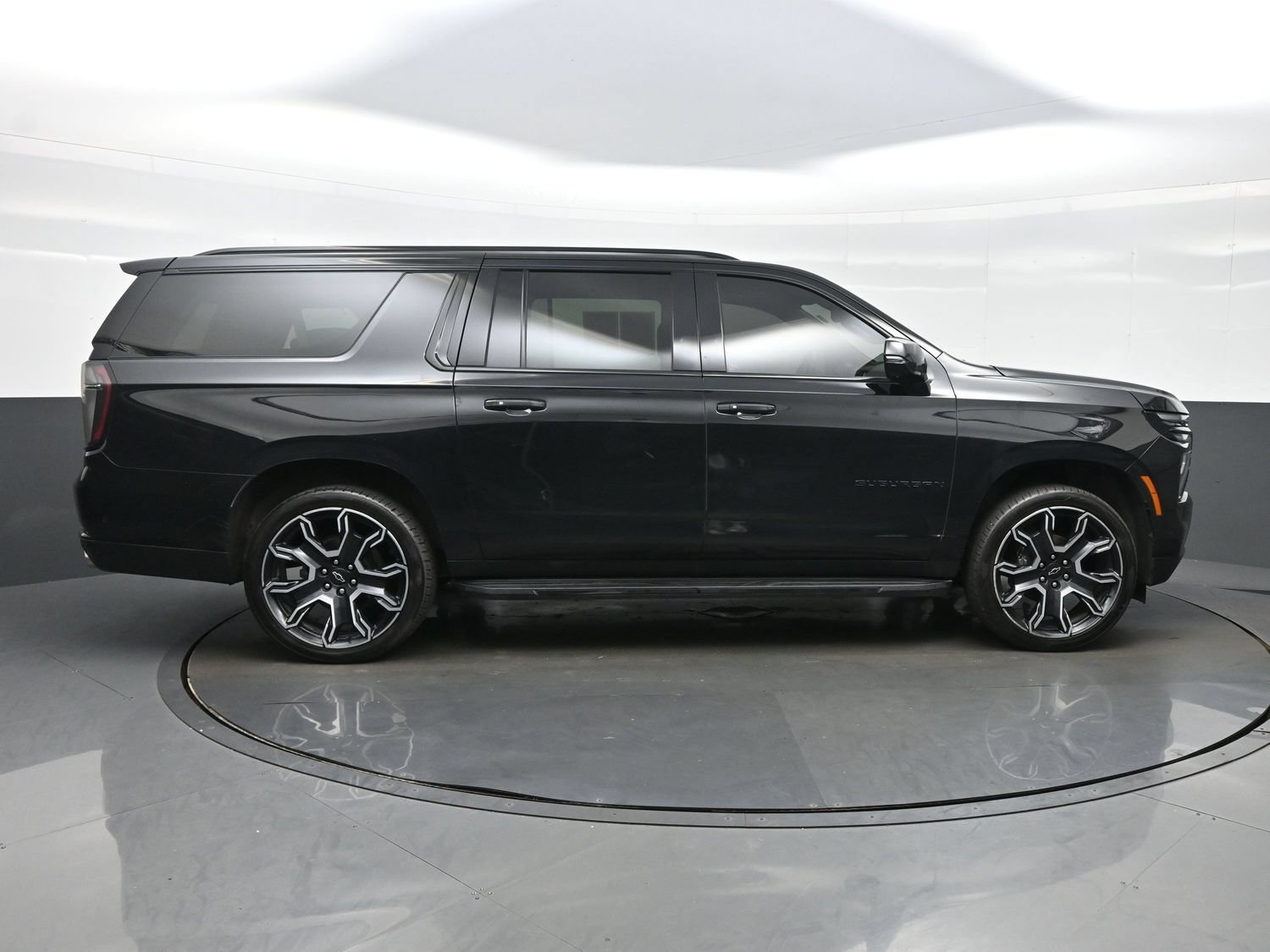 Used 2025 Chevrolet Suburban RST w/ RST Capability Package AWD/4WD image 8