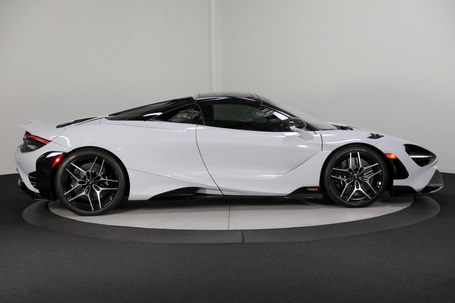 Used 2022 McLaren 765LT RWD image 10