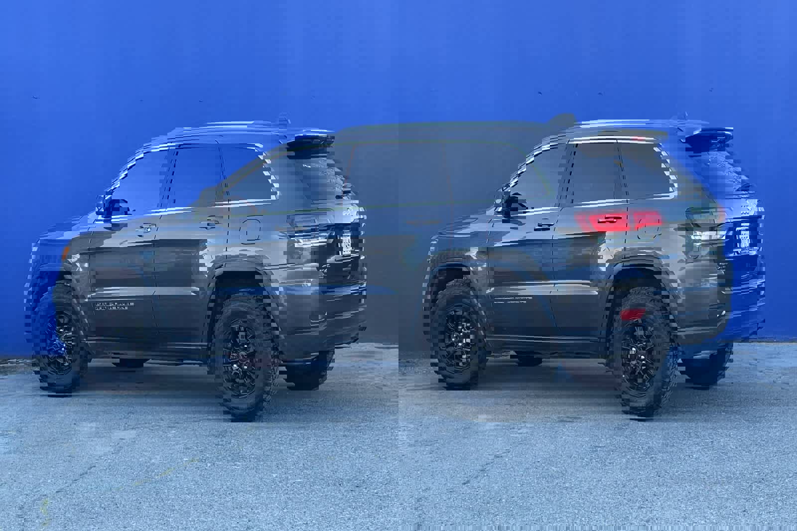 Used 2020 Jeep Grand Cherokee Laredo image 2