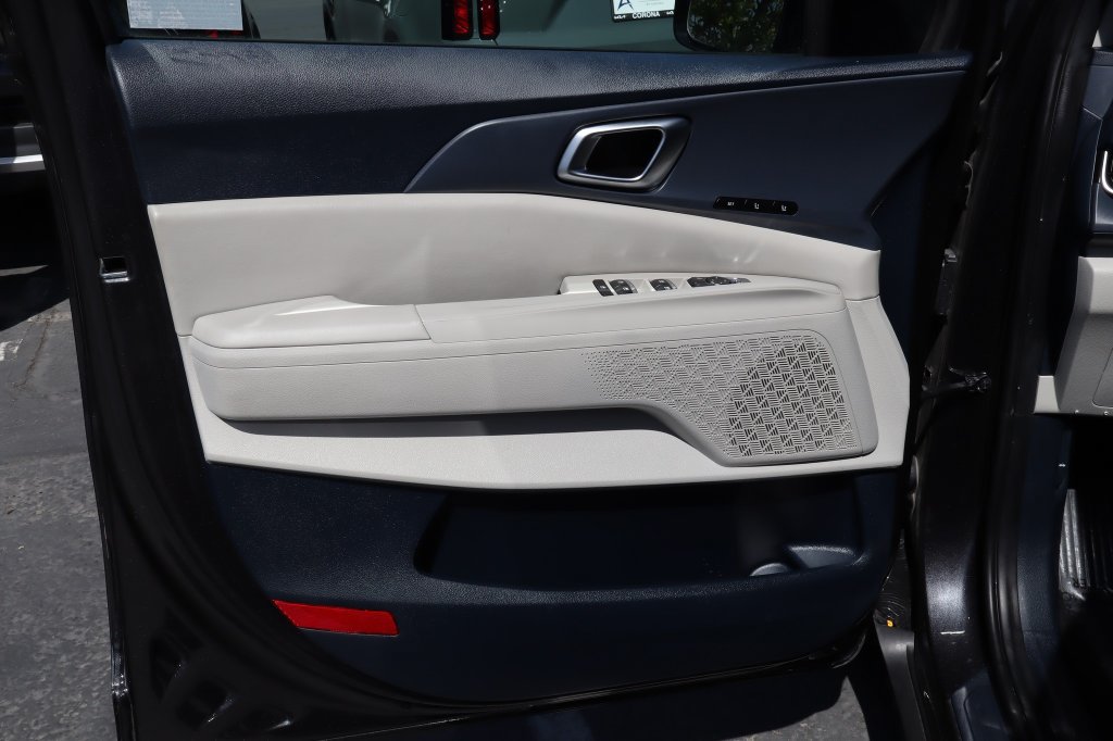 Used 2025 Kia Carnival EX FWD image 17