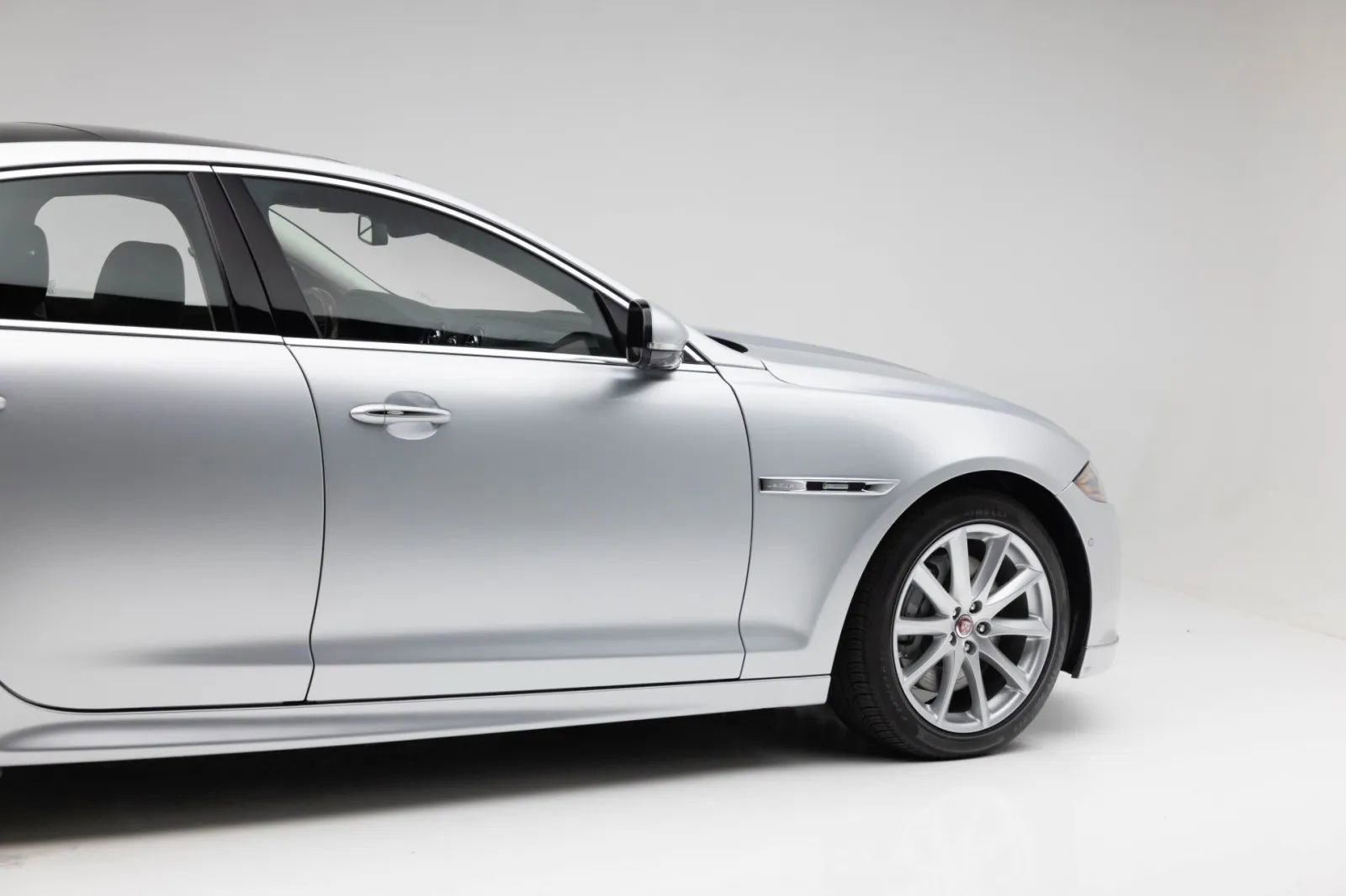Used 2016 Jaguar XJ R-Sport RWD image 31