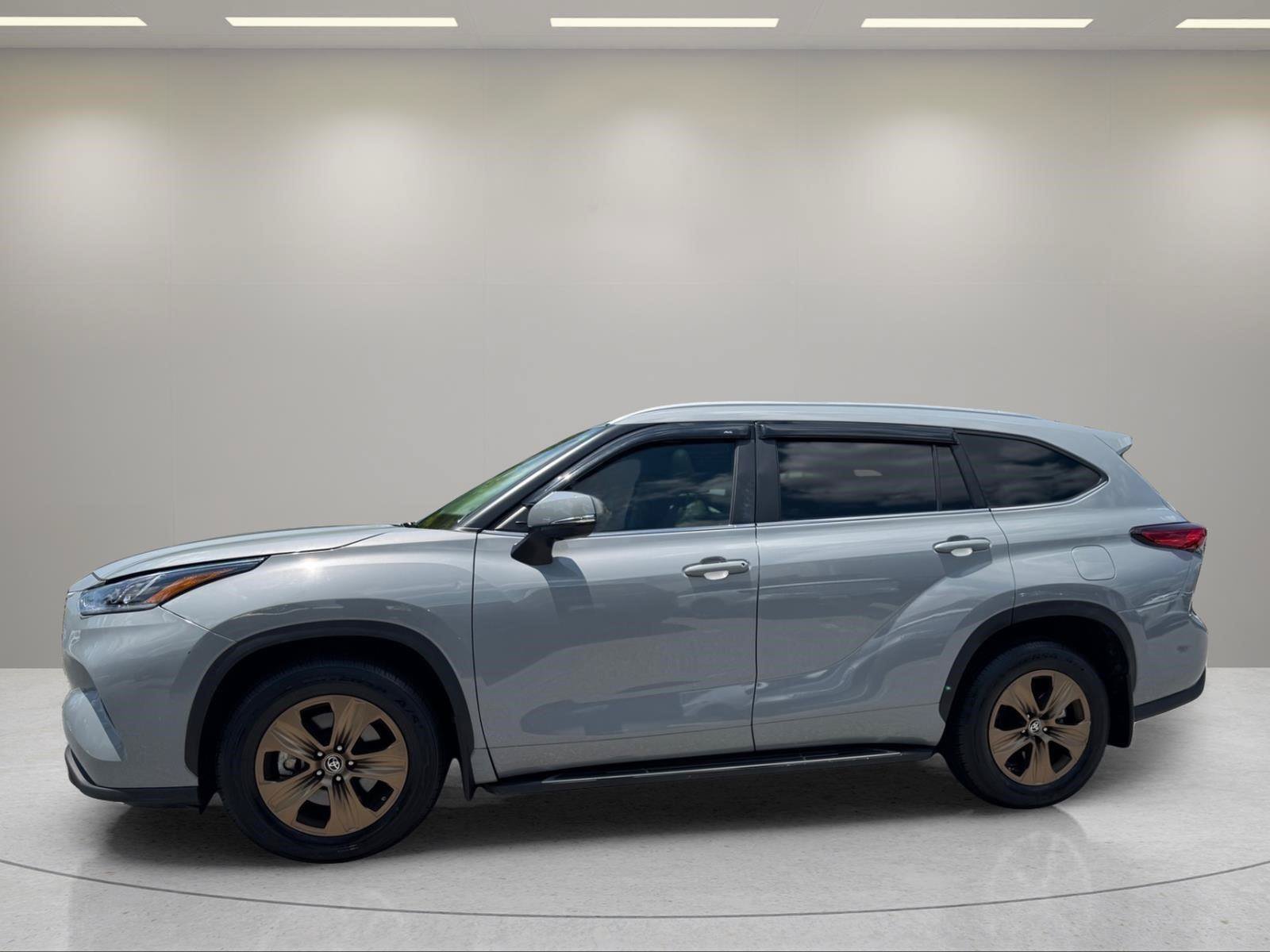 Used 2023 Toyota Highlander Bronze Edition FWD image 2