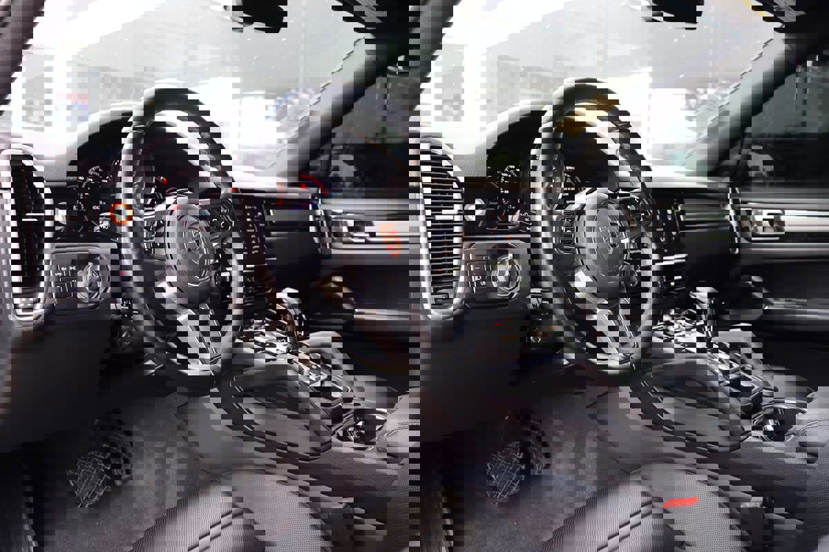 Used 2022 Porsche Cayenne Platinum Edition image 11