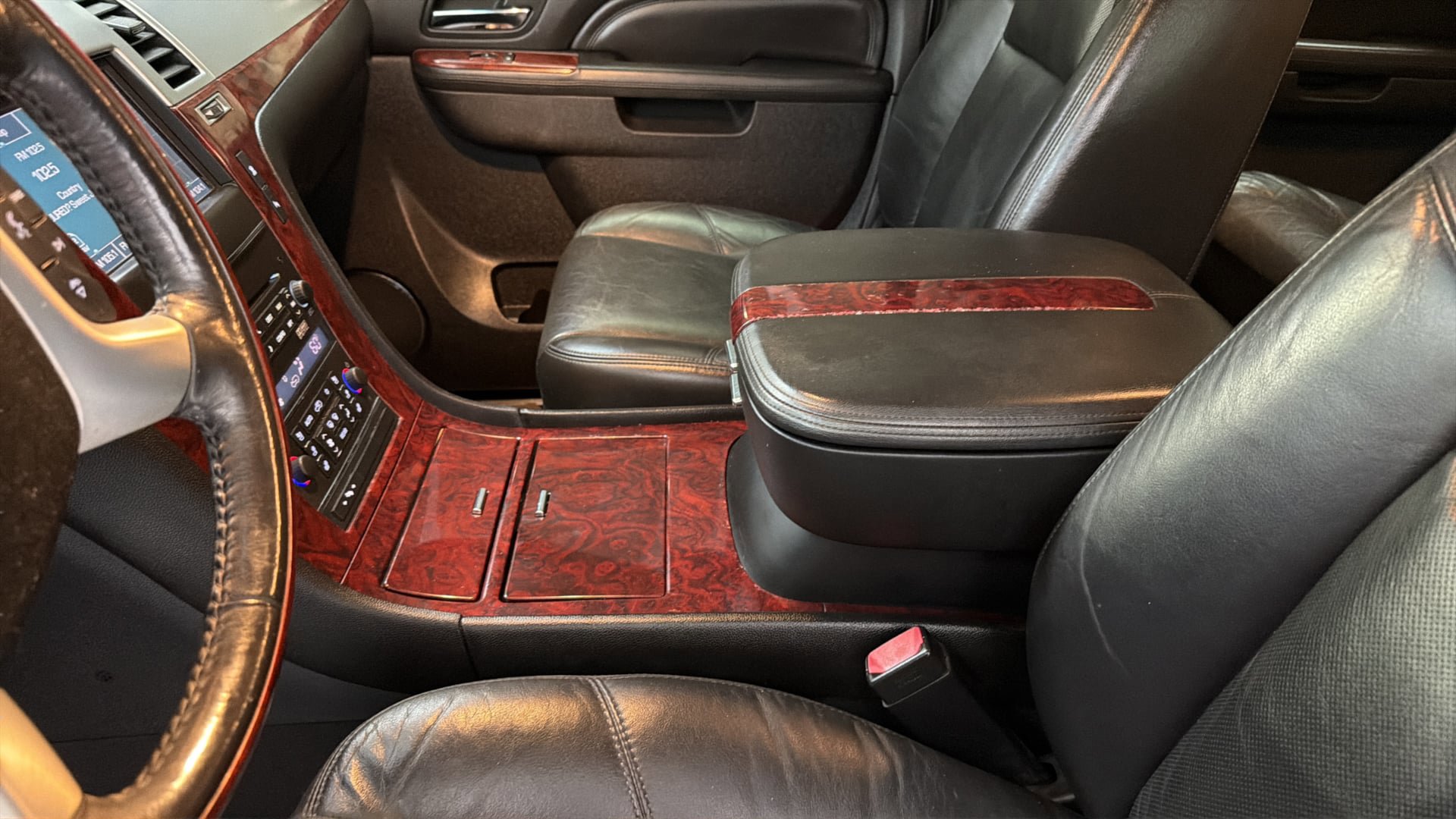 Used 2011 Cadillac Escalade ESV Luxury image 26