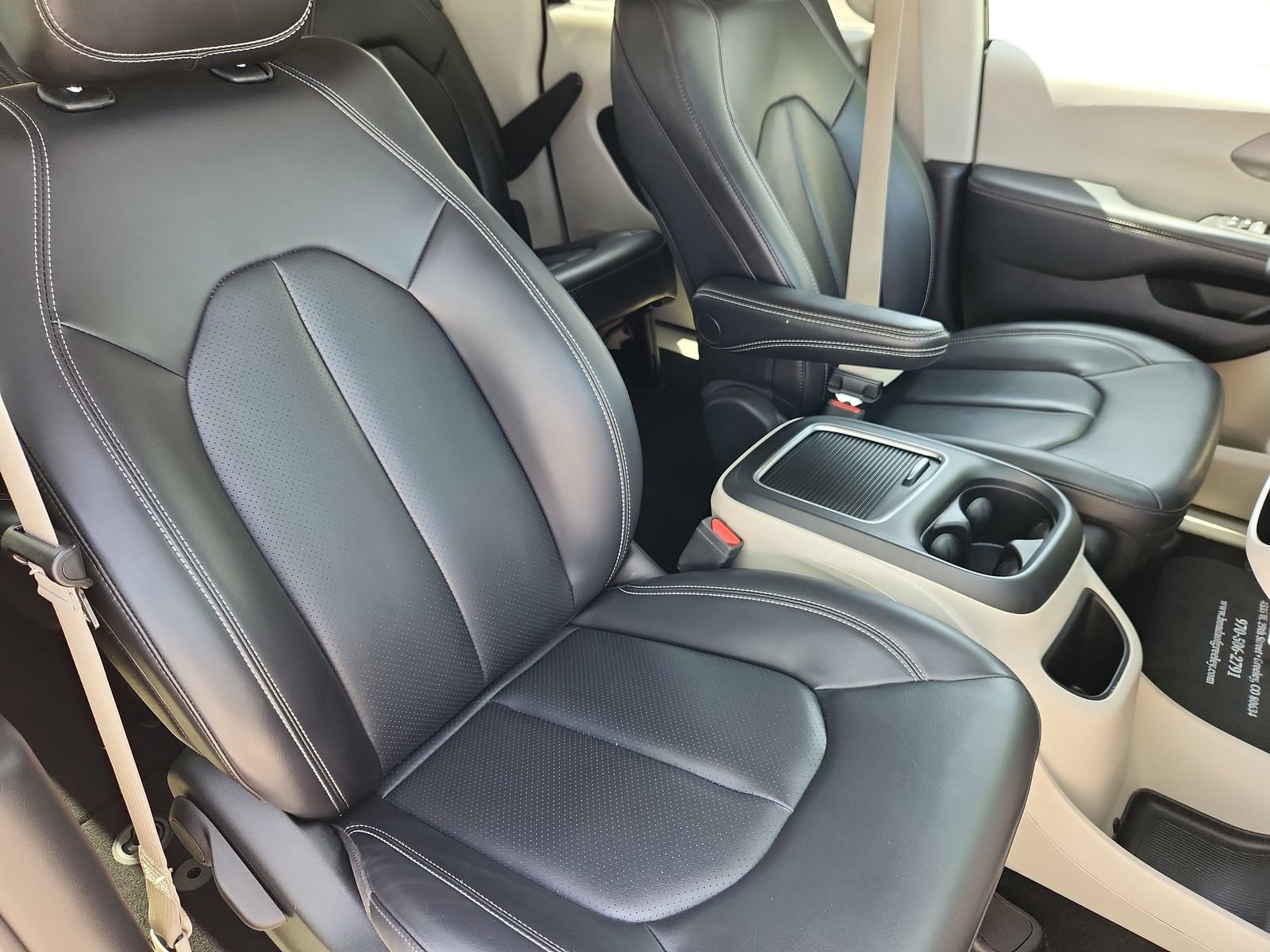 Used 2023 Chrysler Pacifica Touring-L FWD image 15