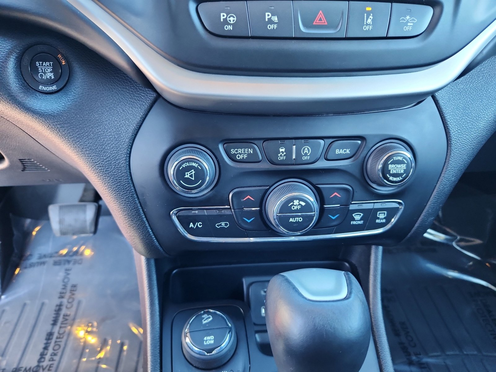 Used 2016 Jeep Cherokee Overland w/ Technology Group image 12