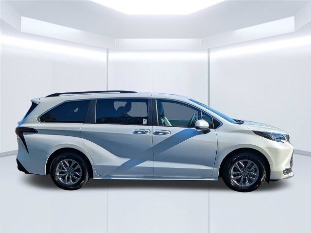 Certified 2026 Toyota Sienna XLE FWD image 4