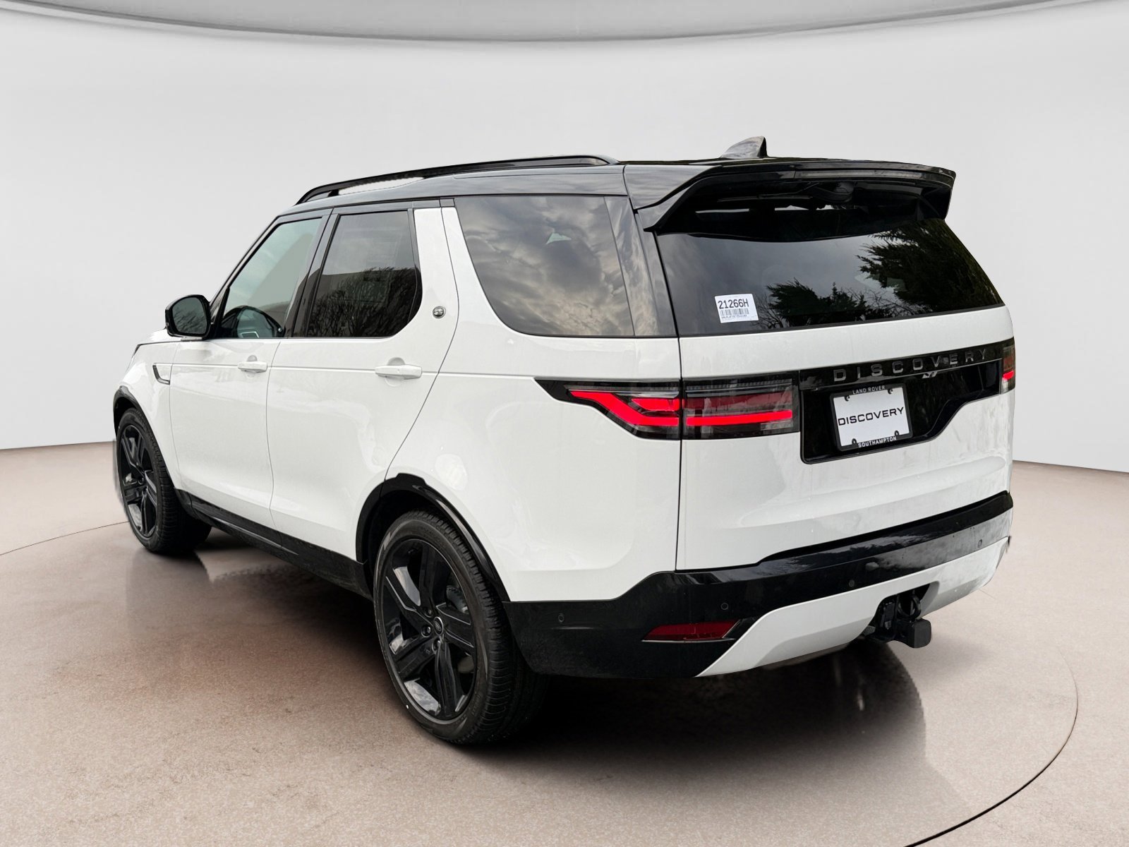 New 2026 Land Rover Discovery Dynamic SE image 3
