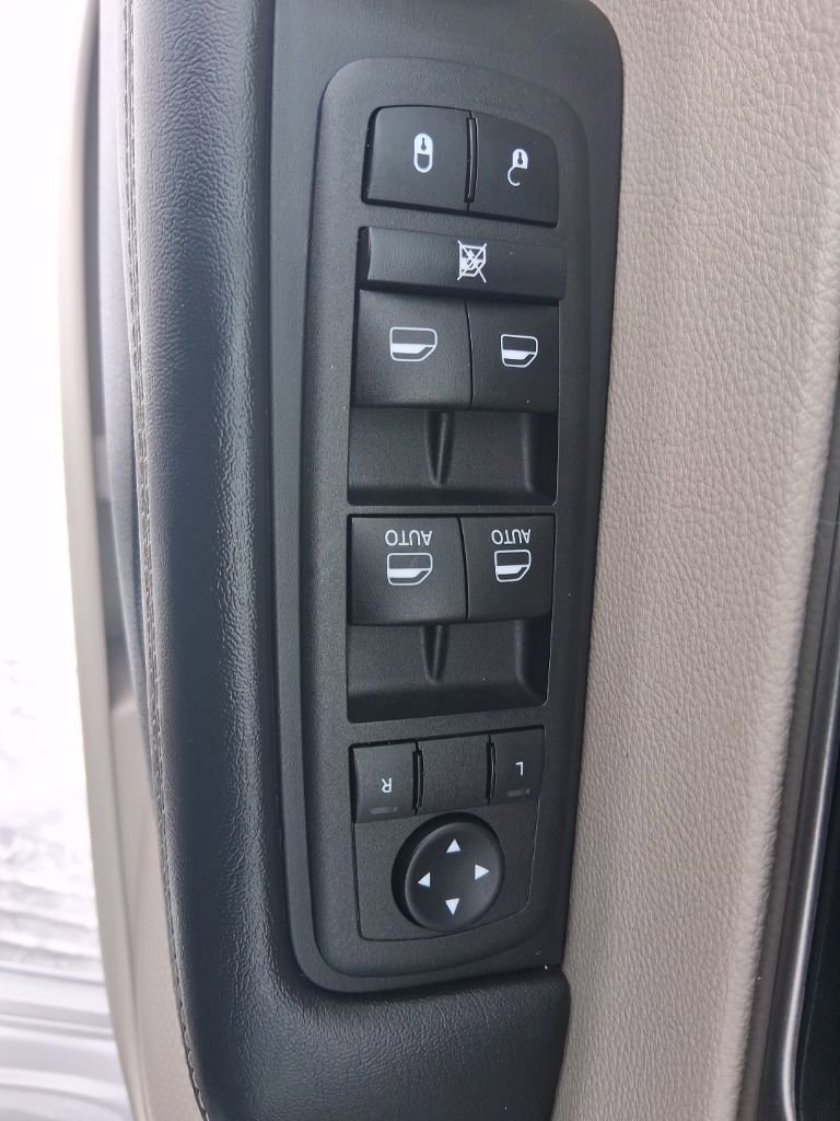 Used 2024 Chrysler Pacifica Touring-L image 22