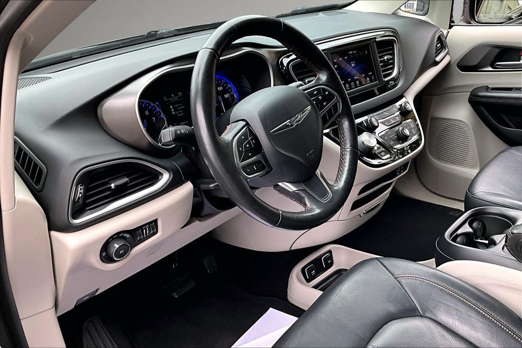 Used 2020 Chrysler Pacifica Touring-L FWD image 17