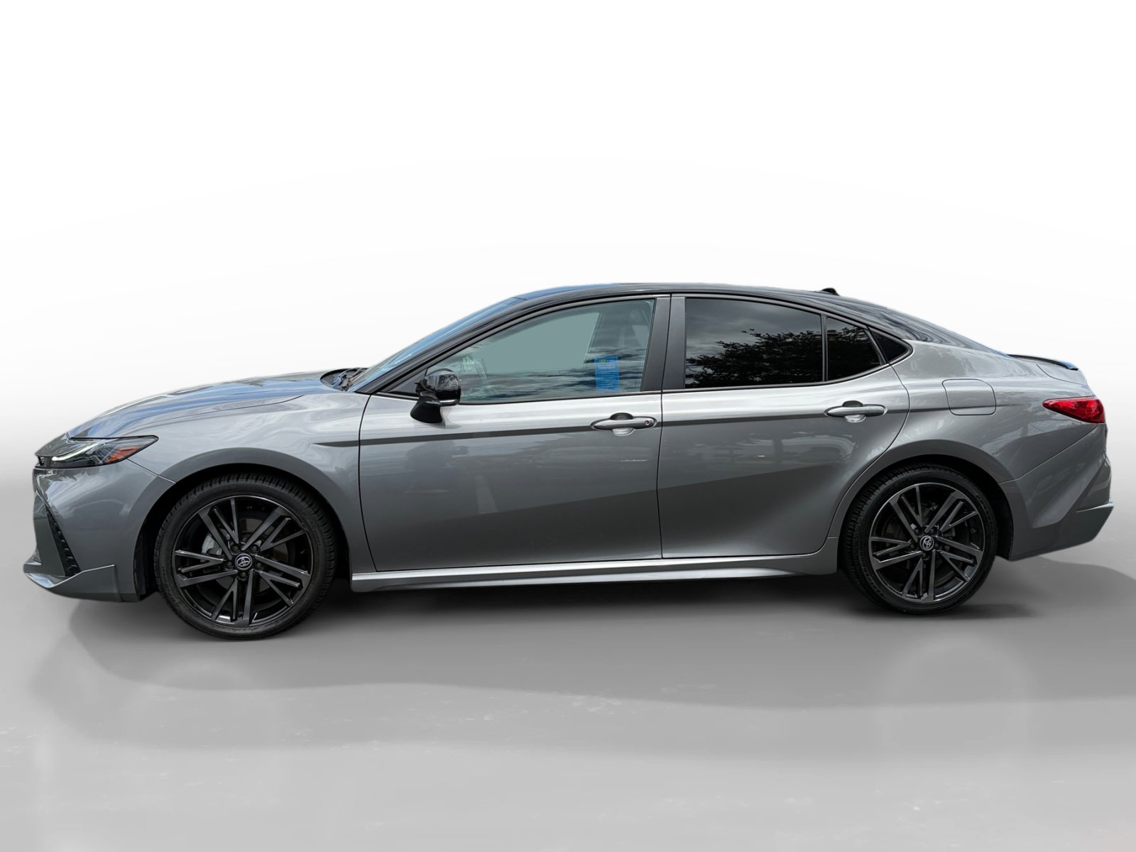 Used 2025 Toyota Camry XSE FWD image 2