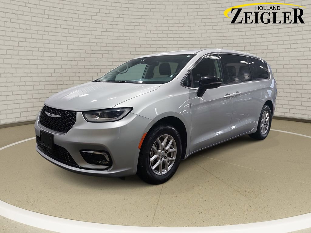 Used 2024 Chrysler Pacifica Touring-L FWD image 1